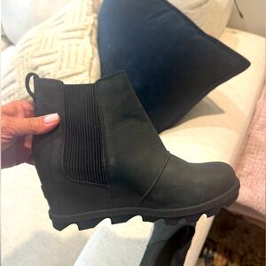 Sorel women's leather waterproof wedge booties women's size 8